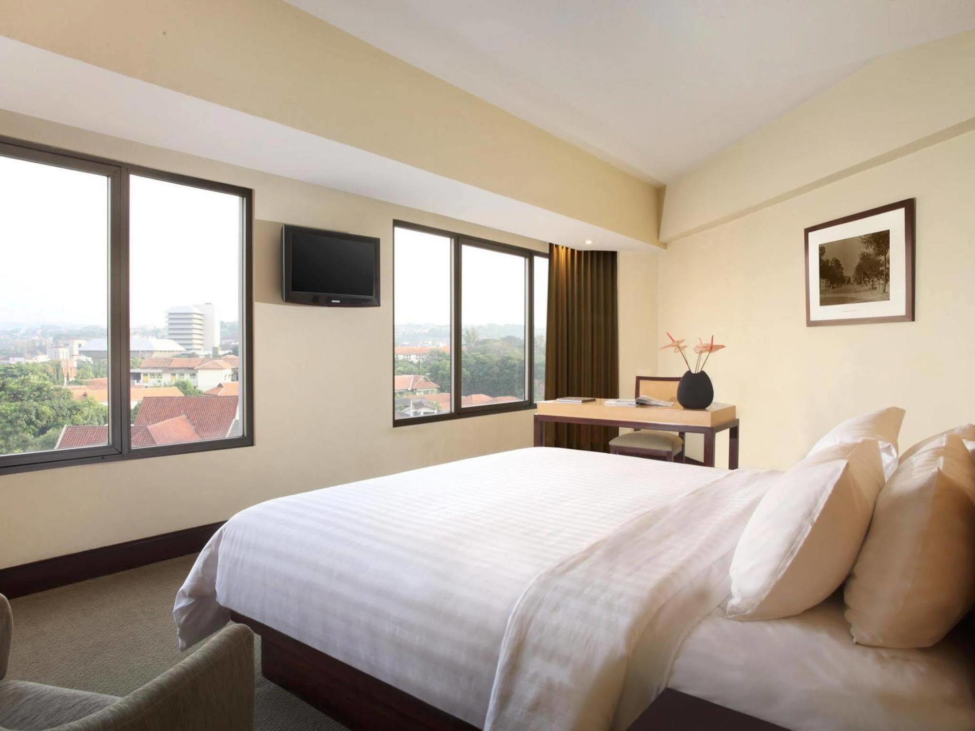 Hotel Santika Premiere Semarang Exterior foto